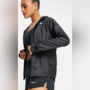 Nike Running Essentials Jacket in Black - XS